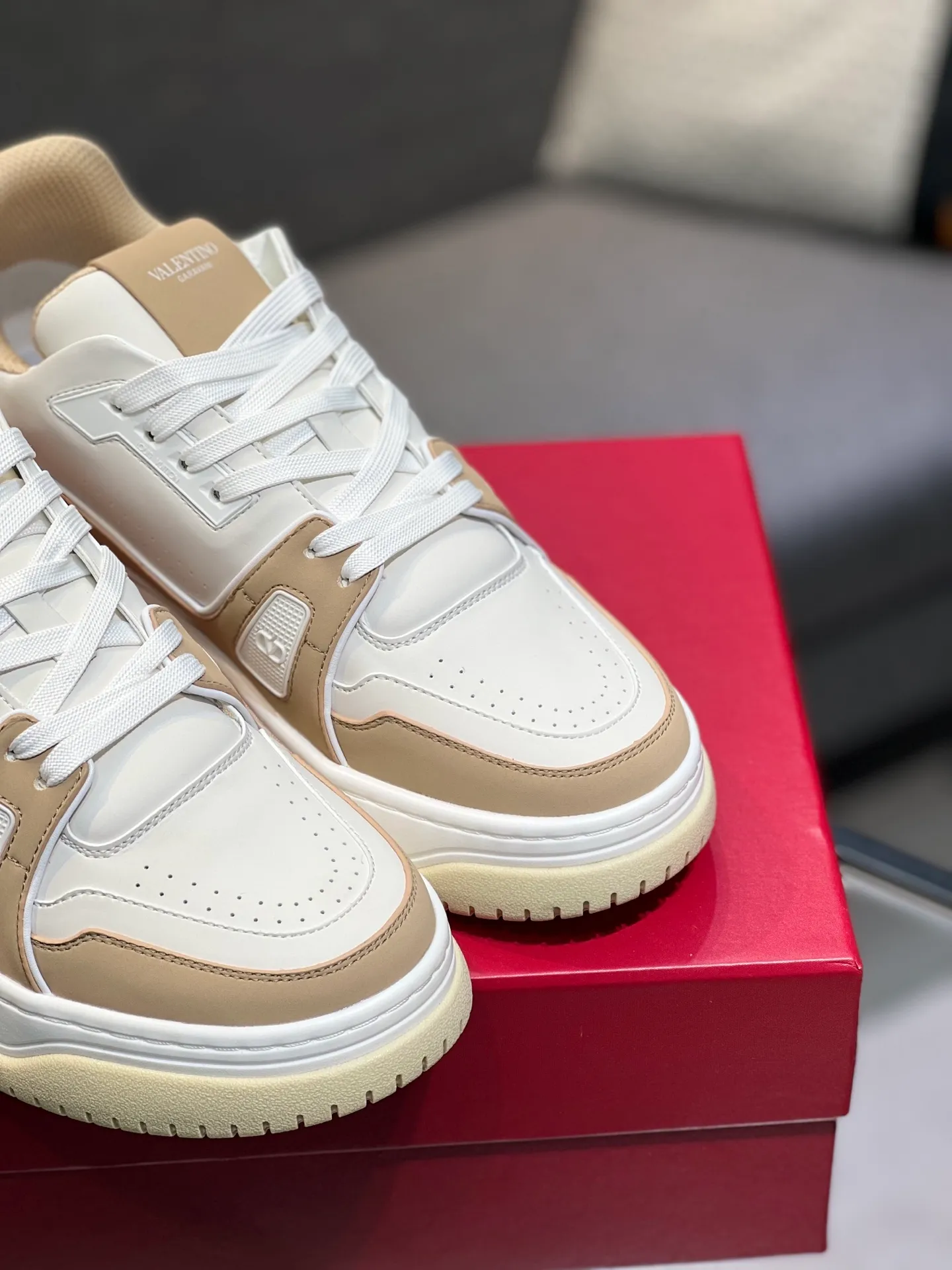 Men's Men's Shoes 💰660 Valentino 2023 early autumn new star shoes are now online! Wang Hedi and Ren Jialun have been worn by many celebrities. Who can refuse the same couple shoes as Wang Hedi! The design of Stars Stab My Heart is cool and spicy. The material of the shoes is cowhide, and every color is beautiful! Size 35-40, men’s size 39-44 (women’s 41, men’s 38, 45🉑️customized)